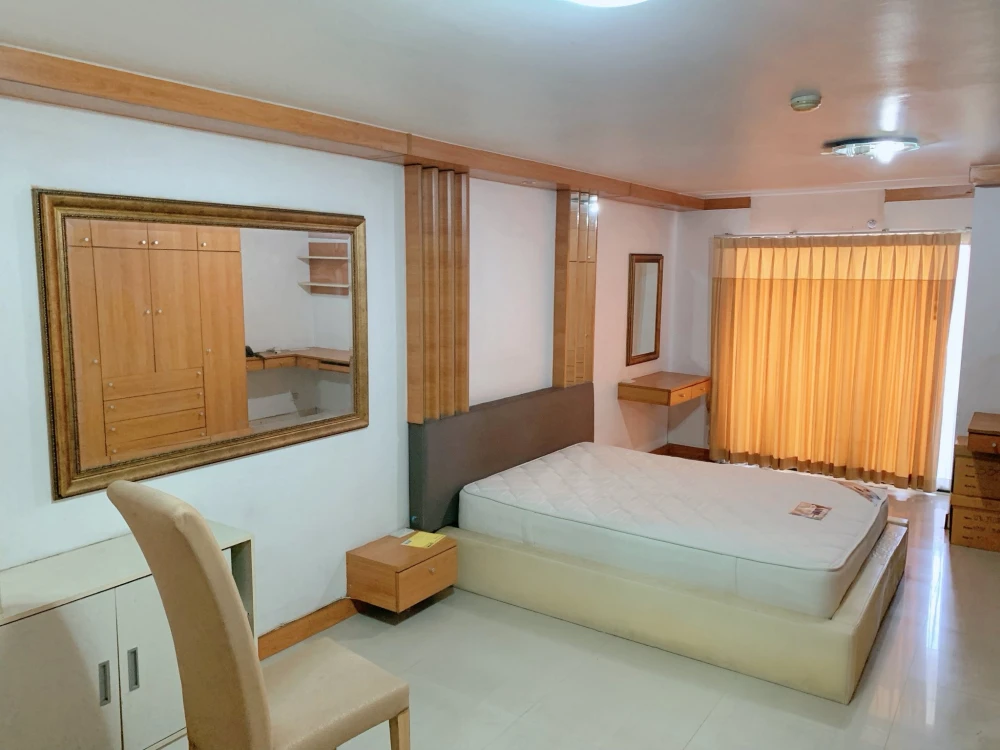 Urgent sale! Champs Elysees Condo, Tiwanon-Srisaman. Spacious room, lots of usable space, reasonable price. Hurry and reserve now. Don't miss out!