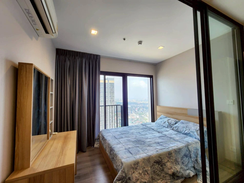 Urgent sale! Condo The Politan Rive, 51st floor, river view, with built-in furniture. Come and reserve now. Don't delay!