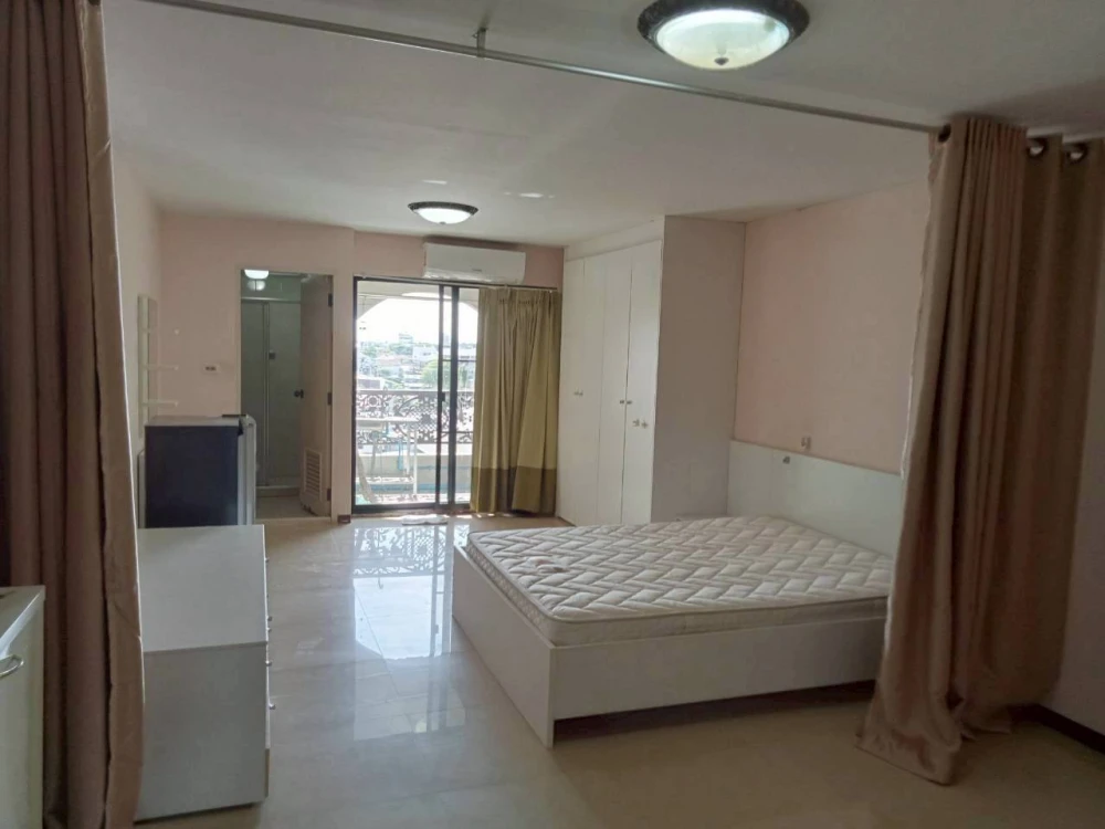 Urgent sale! Condo Champs Elysees Chaengwattana. Spacious unit with ample usable space. Great value. Own it today!