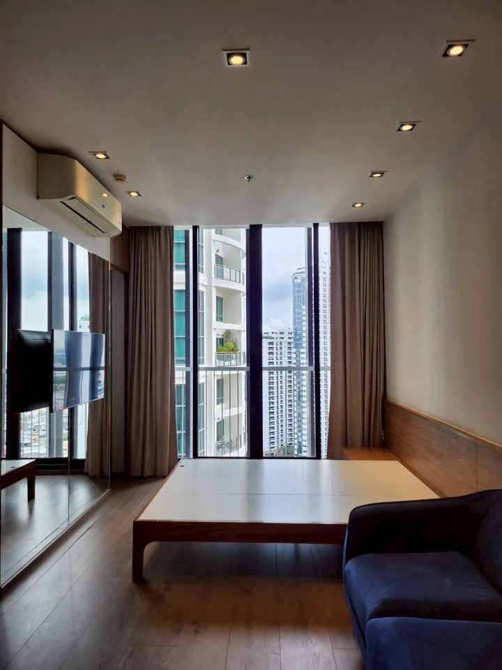 Urgent sale!! Park 24 Origin Phrom Phong Condo, high floor studio unit with beautiful views and full amenities. Ready to move in! Reserve now!!