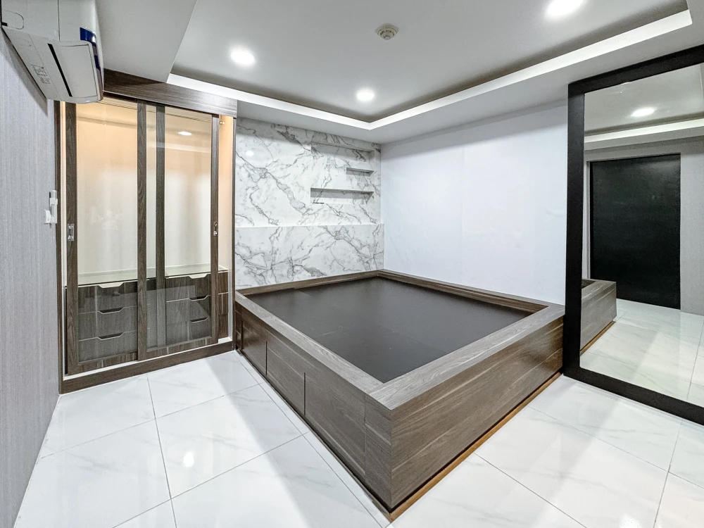 Condo for sale, The Kris 3, Ratchada 17, prime location, modern functions, get out of the car and step right into the room, very private + full Jacuzz