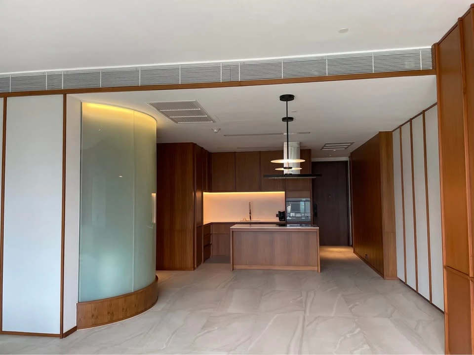 Urgent sale!! Condo 185 Ratchadamri is a two-bedroom unit on a very large site with a view of Lumpini Park. Good price. Don't miss it!!