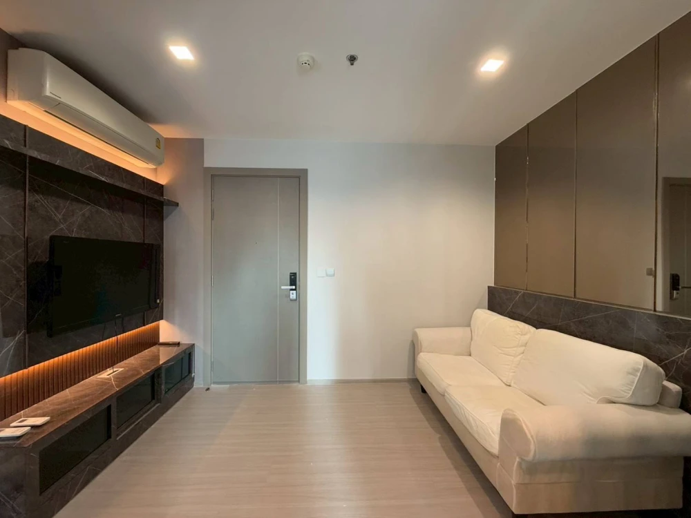 Urgent sale! Life Asoke Rama9 condo, ready to move in, 24th floor, Asoke view, unblocked. Convenient and complete amenities all in one place. Book now