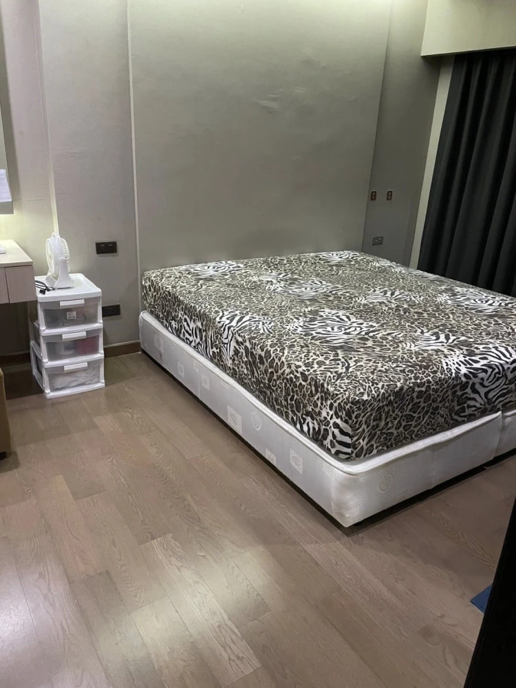 Urgent sale! Thru Thonglor Condo, large room, comfortable living, plenty of living space. Come and reserve yours today!