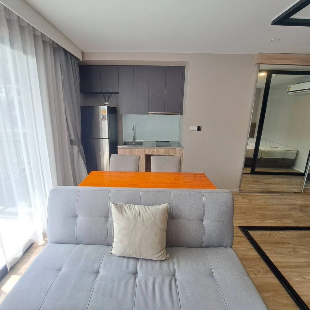 Urgent Sale!! Blossom Condo at Sathorn-Charoenrat, 5th floor, Building E, beautiful unit, fully furnished, ready to move in immediately. Reserve now!!