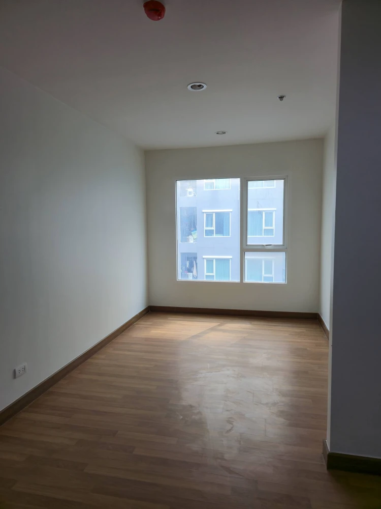 Urgent sale! Regent Home Bangson Phase 27, unfurnished unit on the 17th floor. High floor with stunning views. Perfect for interior decorating enthusi