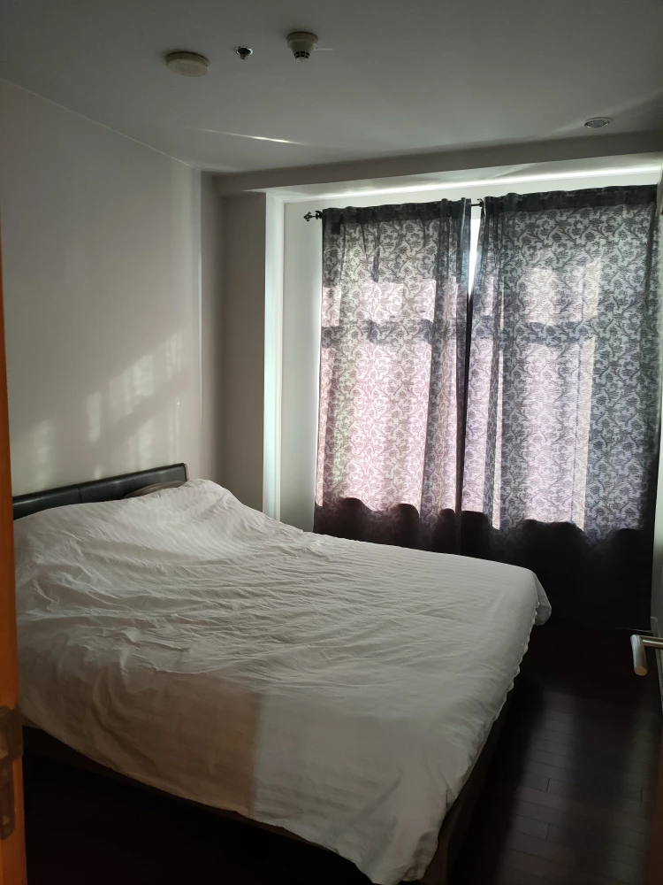 Urgent Sale!! Circle Condominium, 12th Floor, Building B, Beautiful Unit, Super Cozy, Great Price, Don't Miss!!