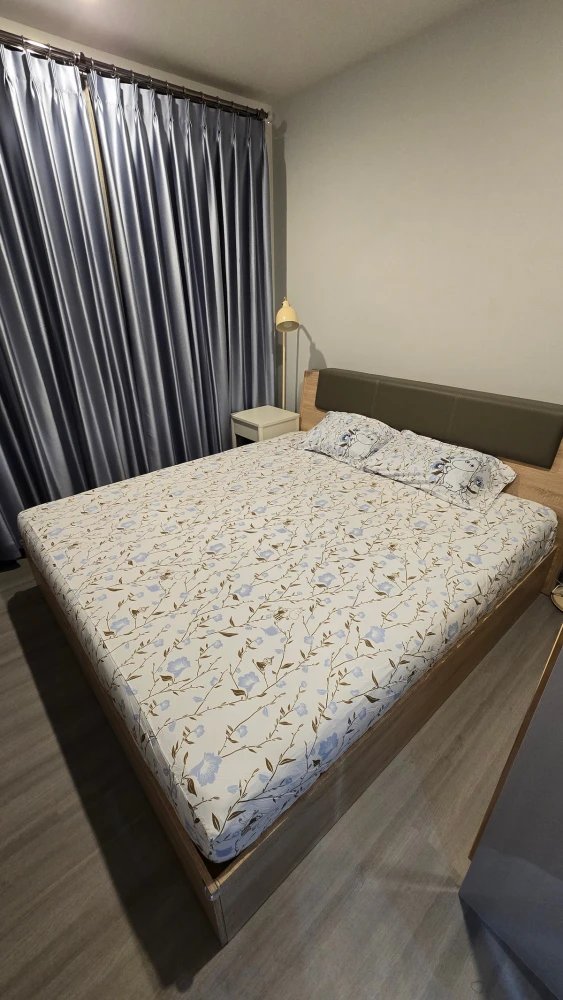 Urgent sale! The President Charan - Yaek Fai Chai Station. Ready-to-move-in unit with spacious living area. Great price! Book now, don't miss out!