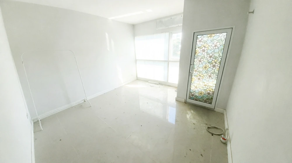 Urgent sale! Metro Park Sathorn, unfurnished unit, affordable price. Perfect for interior decorating enthusiasts, you absolutely can't miss this!