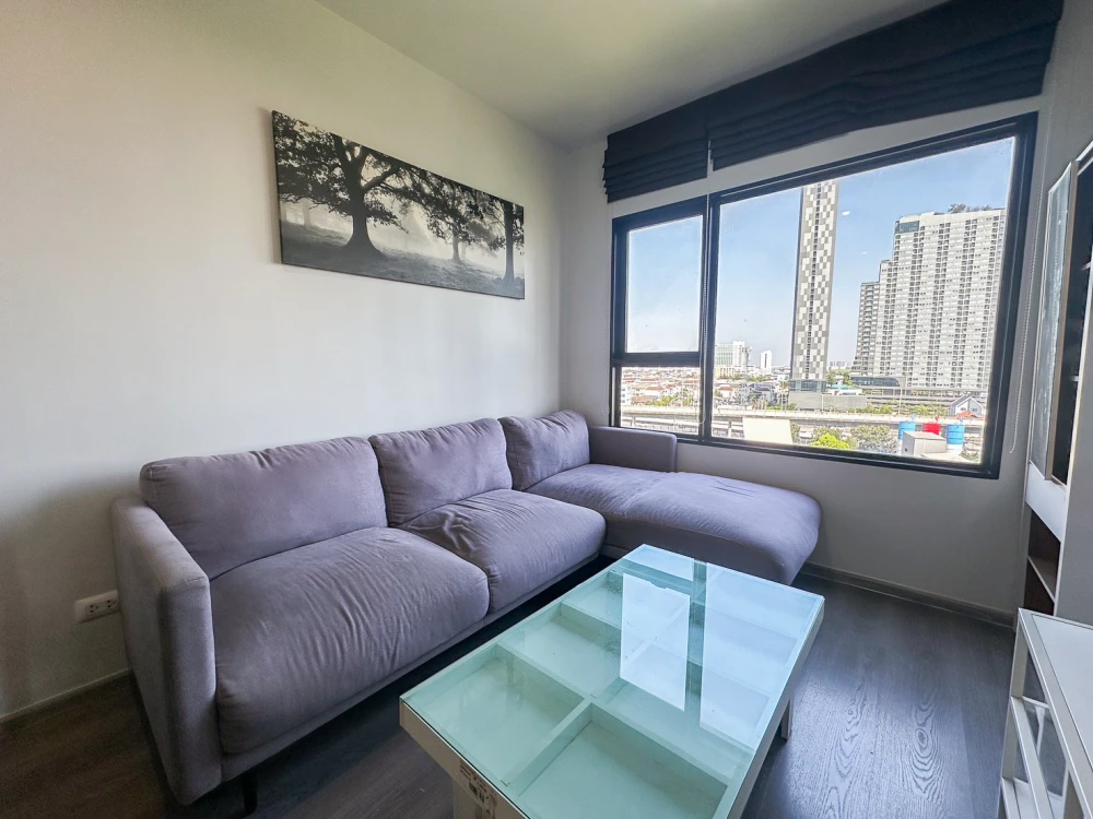 Urgent sale! Aspire Sathorn-Taksin Copper Zone. Large, comfortable units with ample living space. Book yours today! Don't miss out!