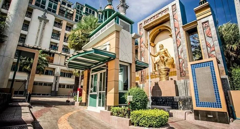Urgent sale! Champs Elysées Tiwanon project. Large, comfortable unit with ample usable space. Great value! Don't miss out!