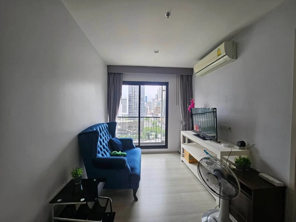 Urgent sale! Life Asoke, 2 bedrooms, 2 bathrooms, 17th floor, high view. Come and reserve yours today. Don't delay.