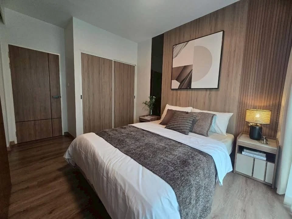 Urgent sale! A Space Asoke-Ratchada condo, fully furnished and ready to move in. High-quality built-in furniture. Own it today!