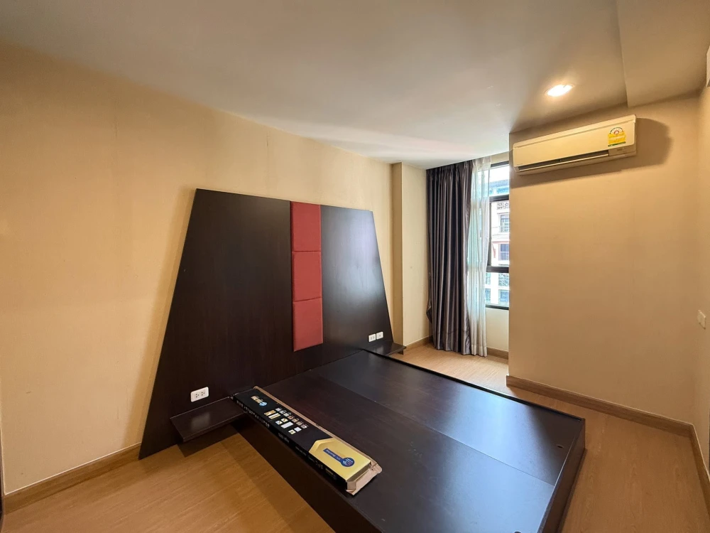Urgent sale! Baan Navatara, spacious rooms with ample living space, convenient and complete amenities all in one place. Own it today!