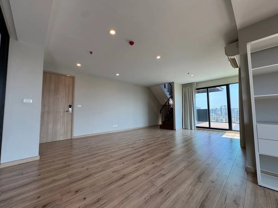 Urgent sale! Brix Condominum Duplex 2 floors, balcony with a view of the Chao Phraya River. Hurry and reserve now!