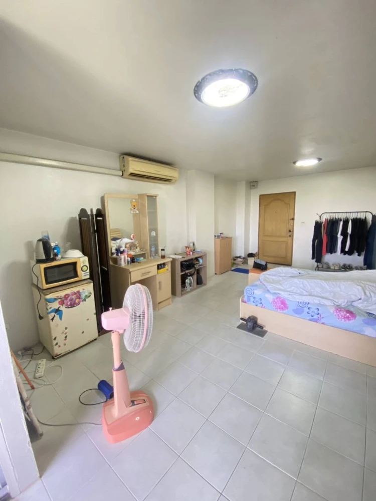 Urgent sale! Champs Elysees Tiwanon, spacious room, 4th floor (not too high), great price. Don't miss out!