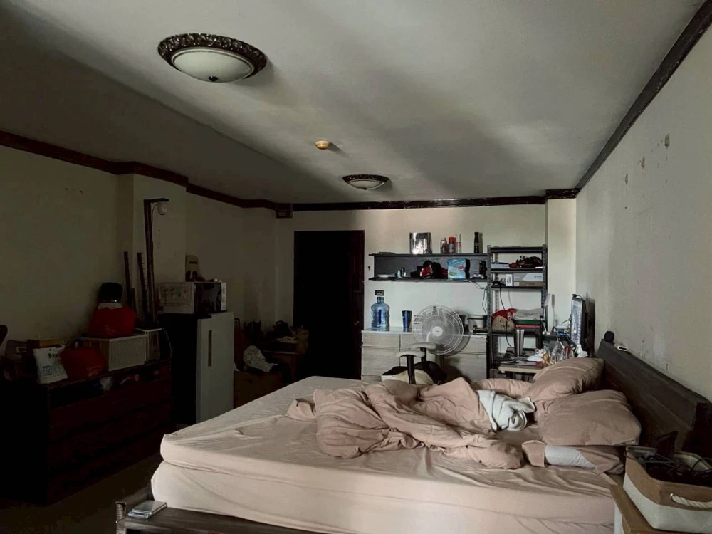 Urgent sale! Champs Elysees Tiwanon. Spacious room with ample living space. Great value. You don't want to miss this!