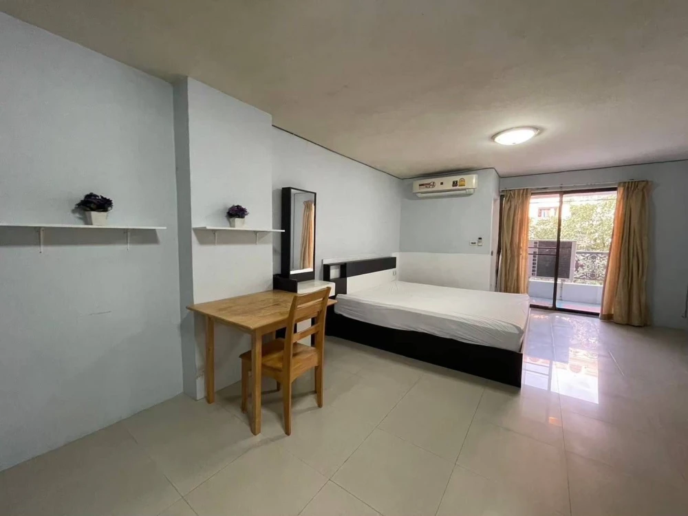 Urgent sale! Champs Elysees Tiwanon, ready-to-move-in condo at an affordable price. Own it today! Don't miss out!