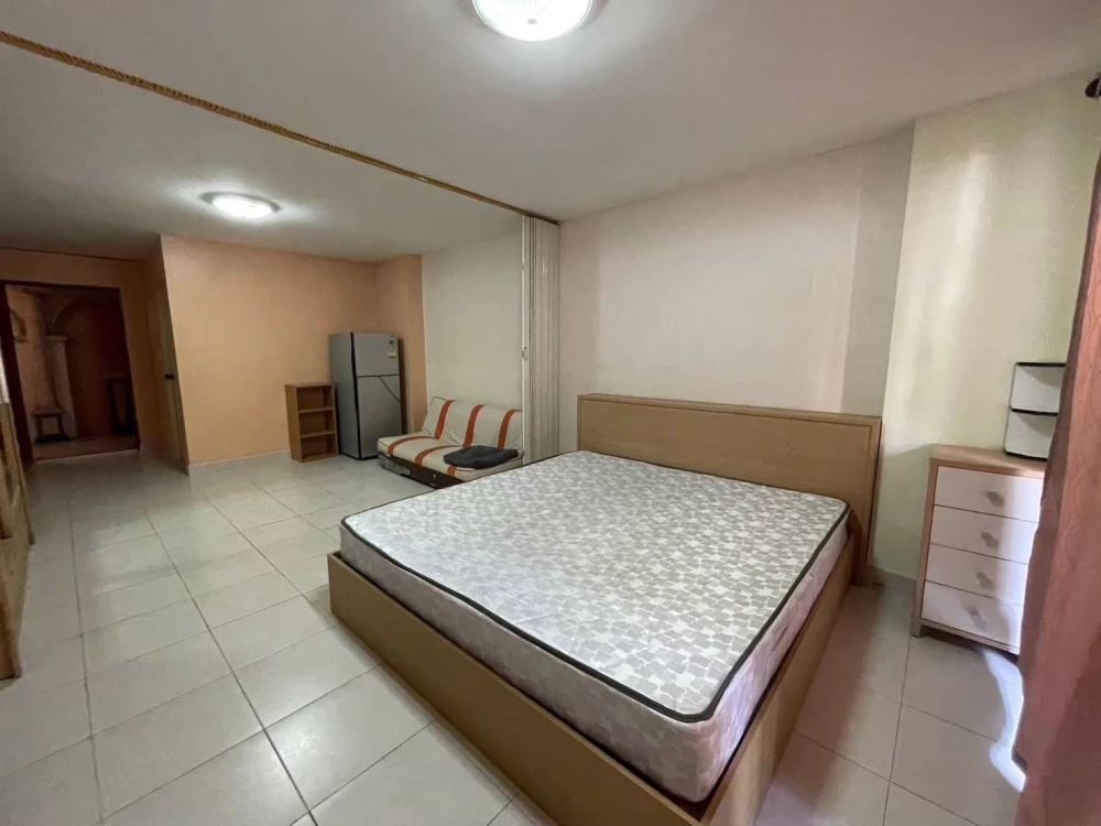 Urgent sale! Champs Elysees Tiwanon, studio apartment, 2nd floor (not high), special price. Own it today!