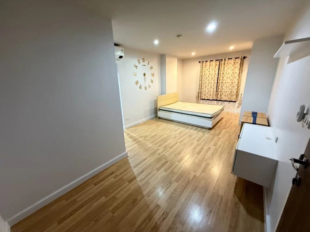 Urgent sale! Cool Rama 7 corner unit, offering privacy, at a very special price. You definitely don't want to miss this!