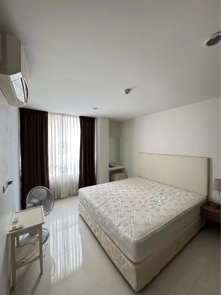 Urgent sale: Elements Srinakarin, spacious room, comes with usable space. You will regret not buying it.