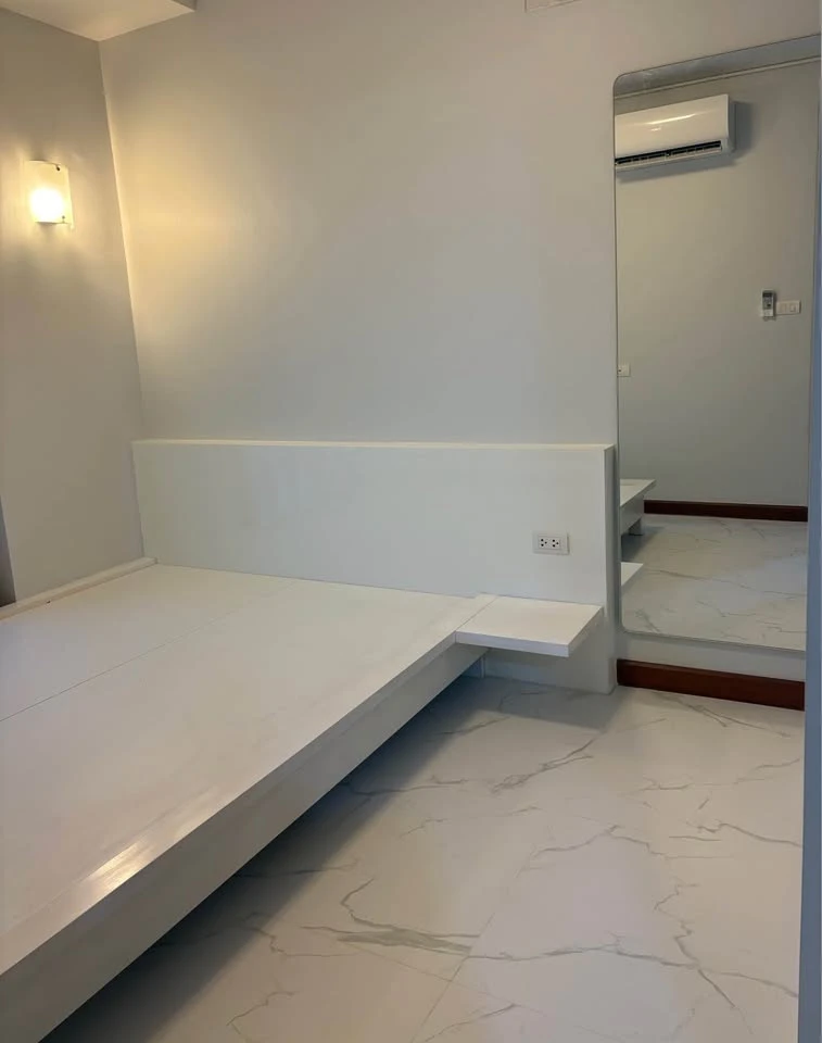 Urgent sale! Le Cote Sukhumvit 14, ready-to-move-in unit with complete furniture and appliances. Book yours today! Don't miss out!