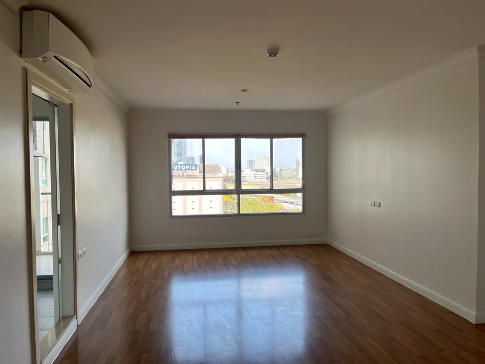 Urgent sale! Lumpini Place Rama 9–Ratchada. Large, comfortable unit with ample living space. Perfect for interior decorating enthusiasts. Don't miss o