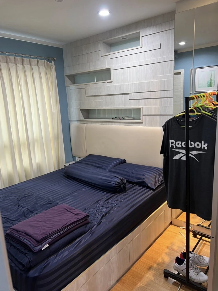 Urgent sale! Lumpini Place Srinakarin-Huamak Station. Well-partitioned unit with separate zones. Great price! Book now!