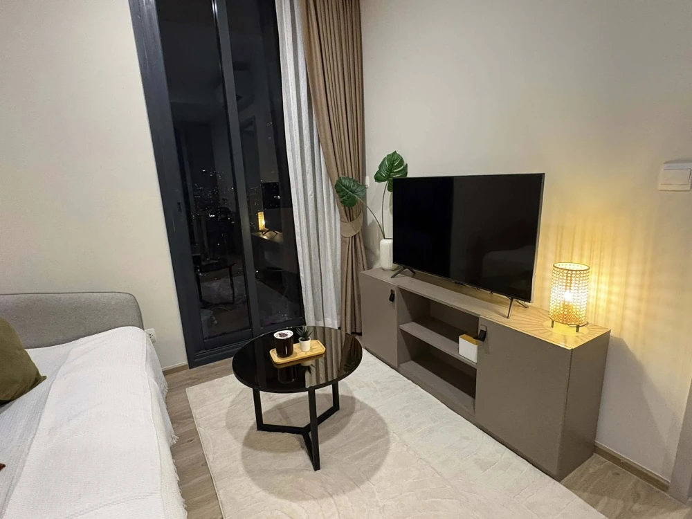 Urgent sale! Oka Haus Sukhumvit 36, a lovely unit on the 30th floor with great views. Convenient and complete amenities all in one place. Own it today