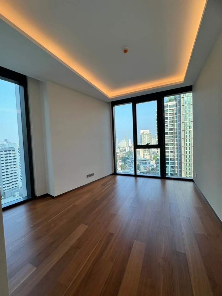 Urgent sale: The Estelle Phrom Phong, empty room, lots of usable space, comes with a private passenger elevator. Buy now.
