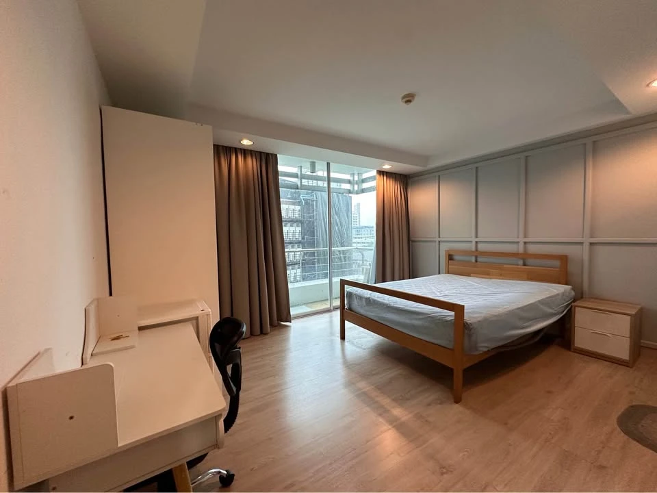 Urgent sale! The Kris 2 Ratchadaphisek 17, large room, comfortable living, comes with lots of usable space. Come and reserve it now!