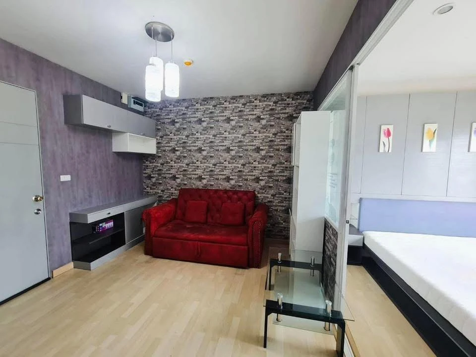 Urgent sale: The Leaf Pattanakarn, separate rooms with good wallpaper. Come and reserve today.