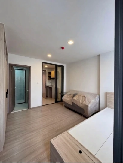 Urgent sale! The MUVE Pradipat, ready-to-move-in unit, 7th floor. Great height, great price. Own it today! Don't miss this opportunity.