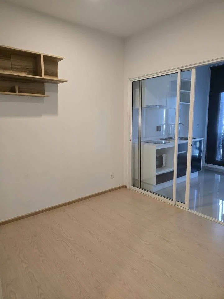 Urgent sale: The Tree Sukhumvit 71-Ekkamai, empty room, not too expensive. Room decorating lovers, I must say that you definitely can't miss this.