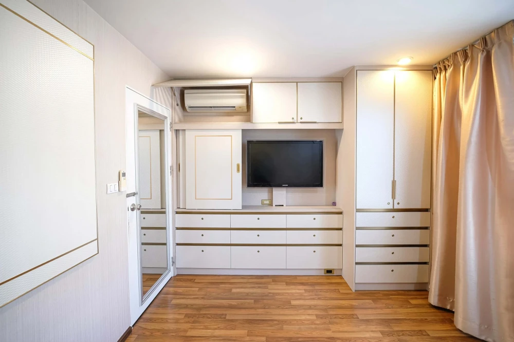 Urgent sale! U @ Huamak Station, beautifully decorated unit with built-in modern style furniture throughout. Fully furnished and ready to move in. Buy