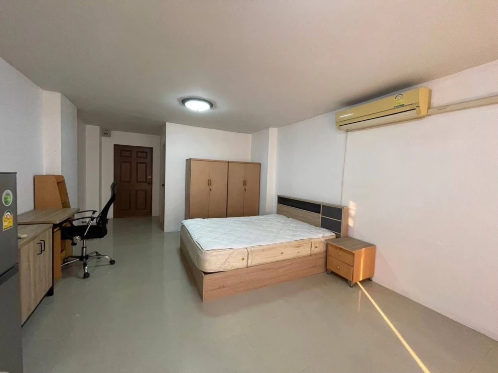 Urgent sale! Champs Elysees Tiwanon, studio unit, 4th floor, at a special price. Book today! Don't miss out!