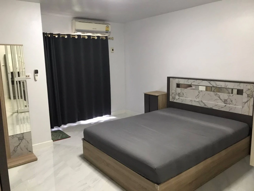 For sale/rent: Champs Elysées Condo, Chaengwattana. Amazing fully furnished unit available now! Don't miss out!!