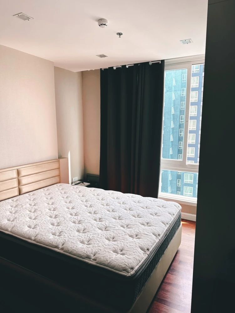 For sale/rent: The Metropolis condo, beautiful unit, high floor, clean, excellent ventilation, ready to move in.