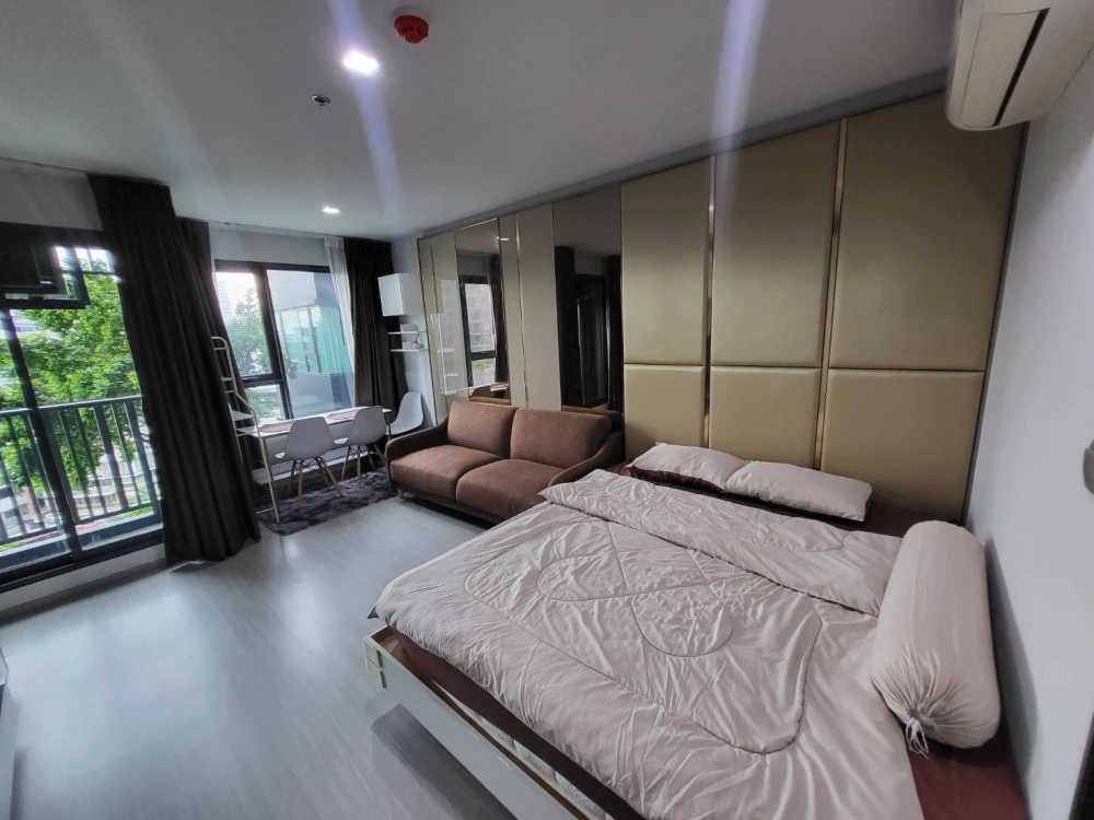 For sale/rent: Life Ladprao, high floor unit, very livable, fully furnished, just bring your bags! Book now before it's too late!