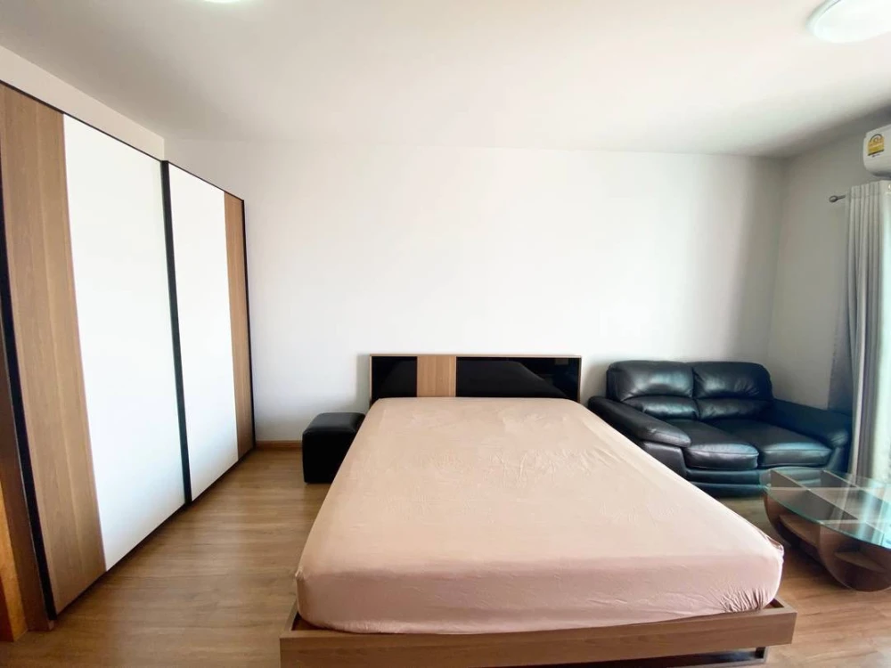 For sale/rent: Supalai River Resort, high floor unit, fully furnished, spacious and comfortable. Book now!