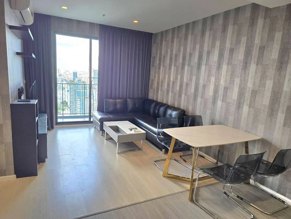 For sale: Quinn Ratchada 17, 31st floor, Building B, North facing with stunning views, no obstructing buildings. Wallpaper throughout the unit. First