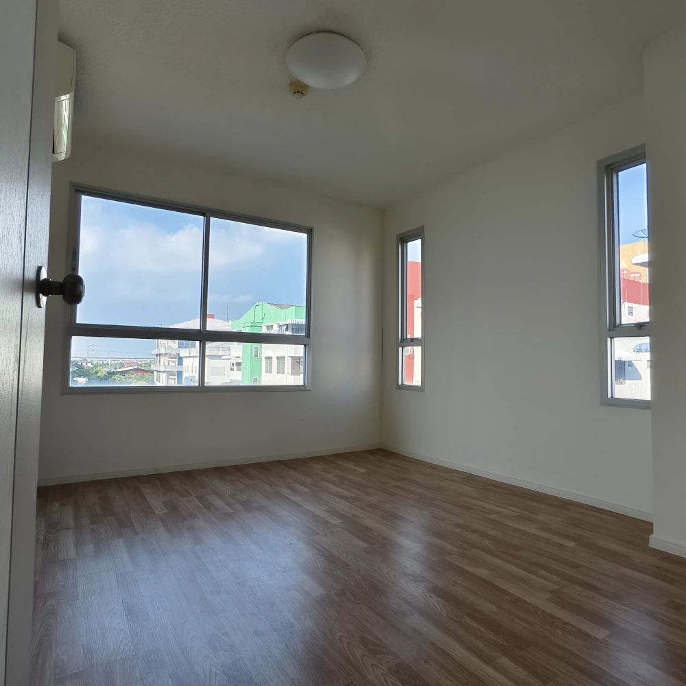 For sale: Lumpini Ville On Nut Lat Krabang 2 condo, empty room, not too expensive. Room decorating enthusiasts shouldn't miss this.