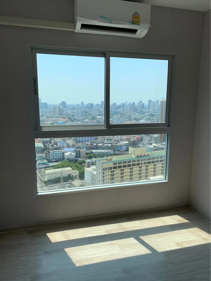 For sale: Corner condo unit on a high floor with stunning views and excellent ventilation throughout the day! At Plum Condo Ramkhamhaeng Station. Desi