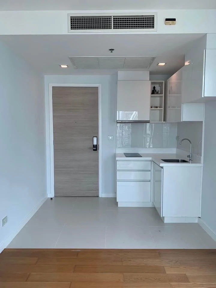 For sale: Condolet Ice Ratchawithi, spacious room, comfortable living, corner room, high ceiling, excellent built-in kitchen, good like this, book now