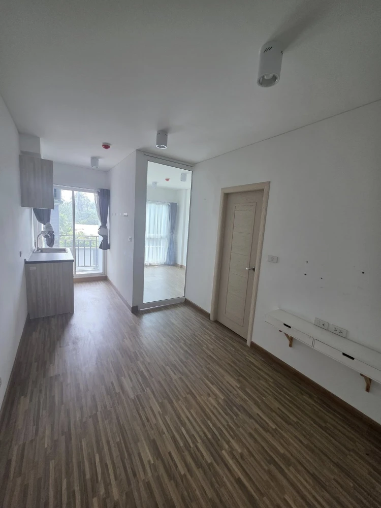 Condo for sale, The Iris Bangyai, empty room, clean, airy, comfortable to live in. People who like to decorate their rooms must not miss this.