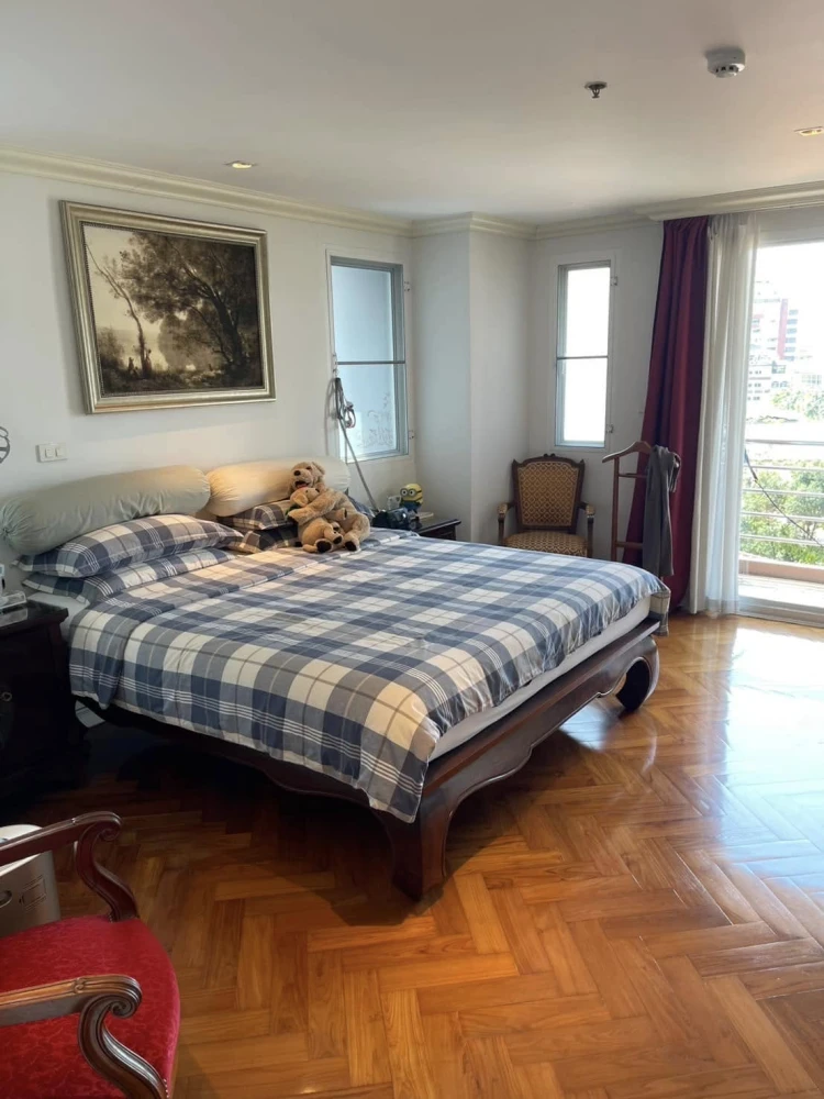 Condo for sale, Serene Place Sukhumvit 24, 6th floor, corner room, 2 bedrooms, 2 bathrooms, lots of space, good quality real teak floors, hurry and re