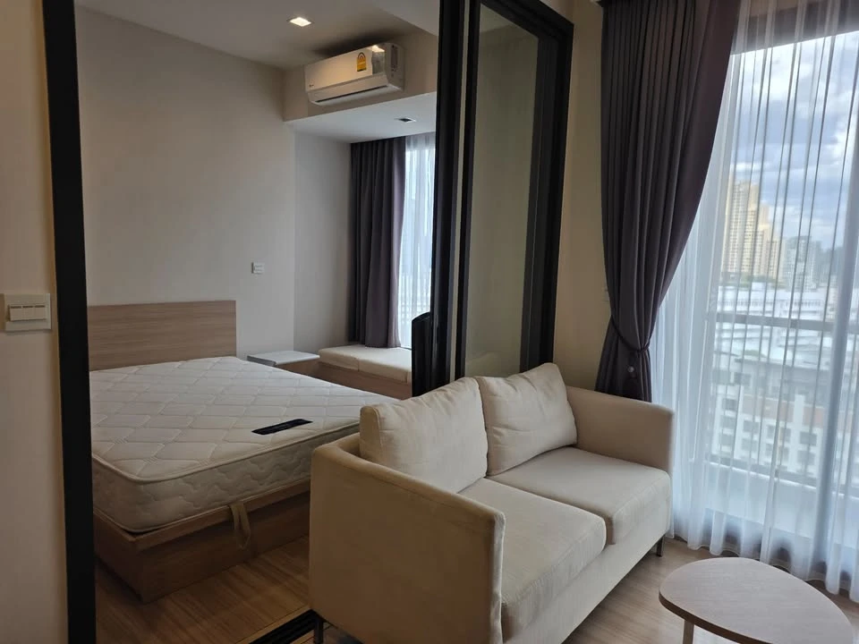 Condo for sale, M Chatuchak. The unit is partitioned into separate, well-defined zones. The price is amazing! Own it today!