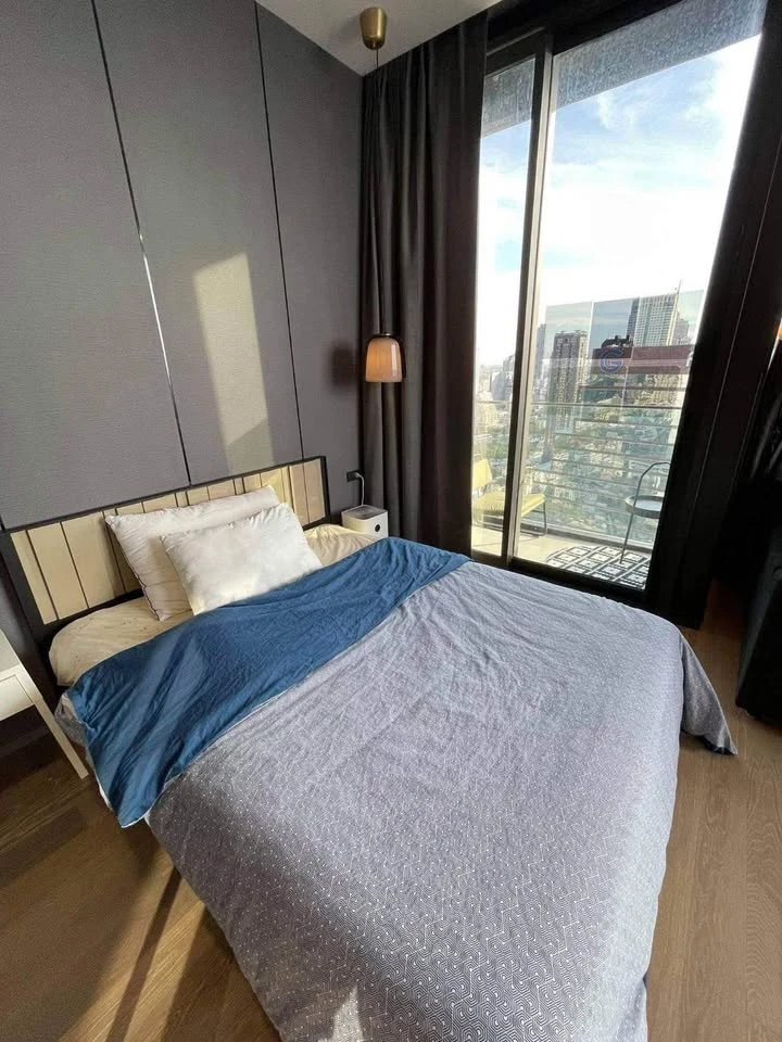 For sale: Ashton Silom condo, high floor, beautiful city view, fully furnished room, complete with furniture! Hurry and book, don't miss out!!