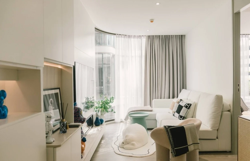 Condo for sale FYNN Asoke, beautifully decorated room, white tone, easy on the eyes, affordable price, come and reserve now, don't miss out.
