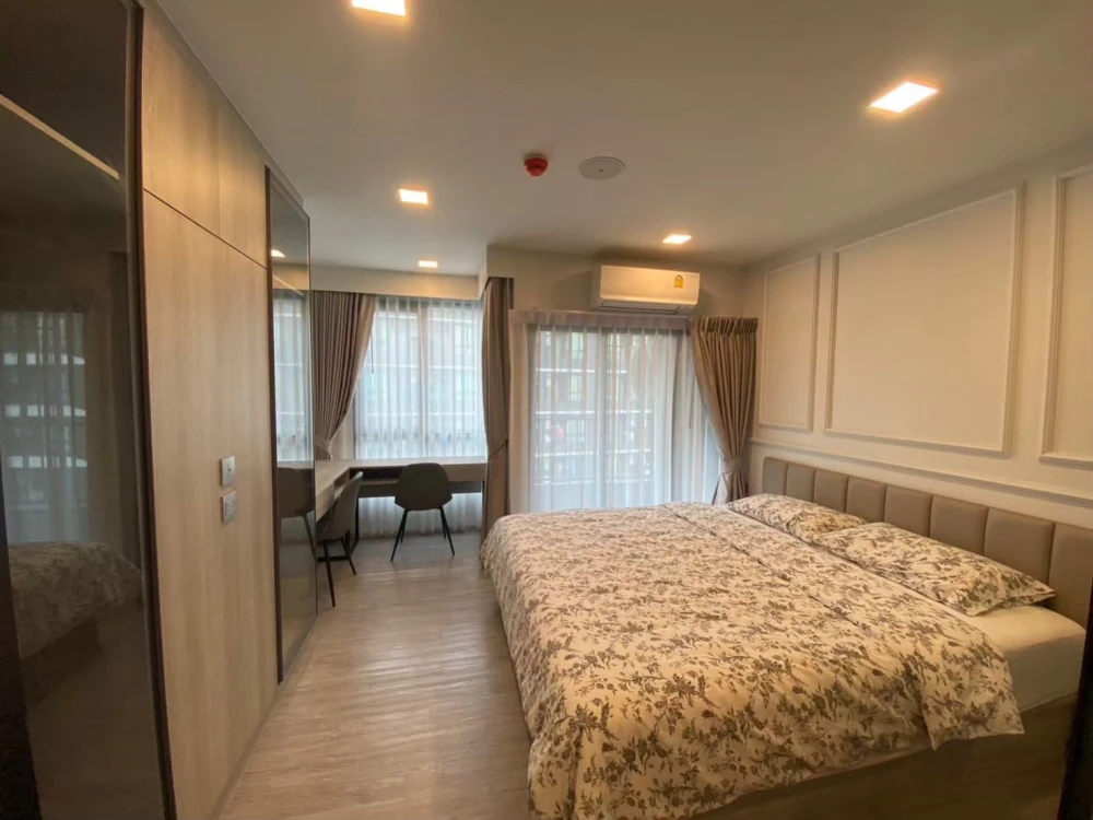 Selling a condo at Kave Ava, Building D, 7th floor. Interior view overlooking the swimming pool. Includes a walk-in closet. Book now!
